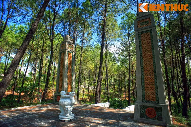 Hai trụ biểu trước lăng mộ.