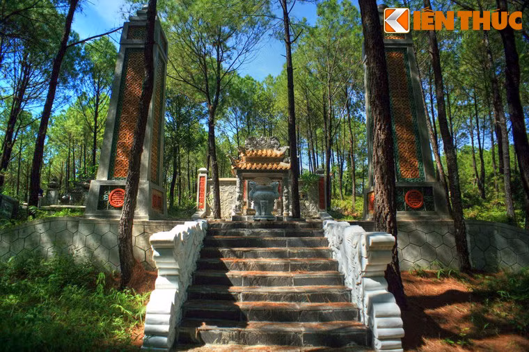 Tháng 8/2013, khu lăng mộ mới đã hoàn thành và được bàn giao lại cho cho con cháu nhà vua thuộc phủ Văn Lãng - Nguyễn Phước tộc.