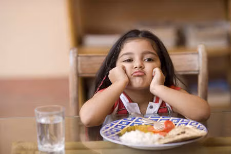 Hệ tiêu hóa thiếu sự cân bằng: Hệ vi khuẩn có lợi bị tiêu diệt do dùng kháng sinh hoặc đường ruột bị nhiễm bệnh; lượng enzymes do cơ thể tiết ra không đủ để tiêu hóa hết toàn bộ lượng thức ăn bé ăn vào, chất dinh dưỡng không được hấp thu vào máu để nuôi cơ thể nên cho dù bé có ăn bao nhiêu cũng không lớn được. Tình trạng này được gọi là kém hấp thu.