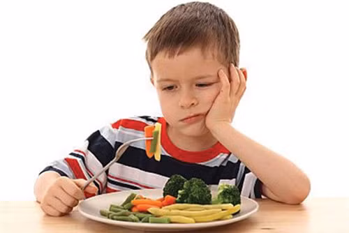Con ăn nhiều nhưng thiếu chất béo: Lượng chất béo được khuyên dùng cho mỗi bữa ăn chính của trẻ là 8-10g (tương đương với 2 muỗng canh nhỏ hoặc 3 muỗng cafe cán dài). Bé ăn nhiều nhưng chủ yếu là thức ăn vặt hoặc trái cây, thiếu chất béo hoặc tinh bột trong bữa ăn của trẻ cũng khiến con chậm tăng cân. Rau, củ, quả dùng để nấu chặc bột cho bé sẽ cung cấp ít năng lượng hơn dùng gạo nấu cho bé.