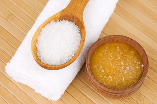 Mặt nạ cân bằng da và tẩy tế bào chết. Trộn đều 2 muỗng cà phê muối và 4 muỗng cà phê mật ong nguyên chất, phết hỗn hợp này lên mặt, để nguyên từ 10-15 phút. Sau đó rửa lại với nước ấm, khi rửa dùng tay massage chuyển động đều vòng tròn trên mặt để tế bào chết được tẩy đi nhanh chóng.