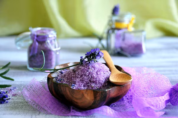 Trộn đều 1/2 chén muối, 1/4 chén nước ép lô hội, 1 muỗng dầu hoa oải hương, hỗn hợp này sẽ giúp cơ thể bạn vừa tẩy da chết vừa khử trùng, làm tăng sự lưu thông máu, chữa lành các vết mẩn đỏ trên da.