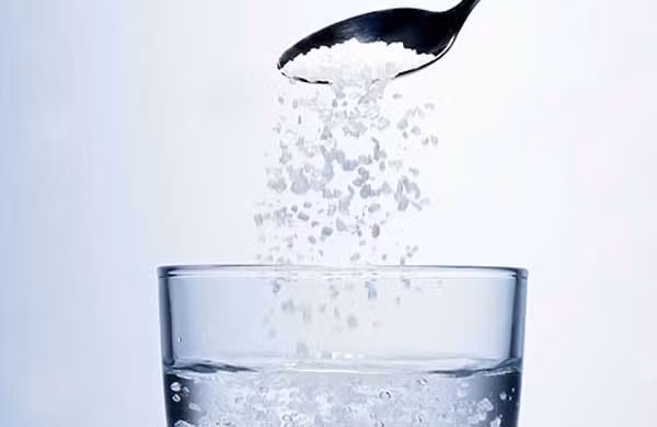 Tẩy trùng nướu, làm thơm miệng. Muối hoạt động như một chất khử trùng nhằm diệt các loại vi khuẩn gây ra hôi miệng và viêm nướu. Pha trộn một nửa muỗng cà phê muối với nửa muỗng baking soda và nửa cốc nước, lắc đều cho hỗn hợp này tan trong nước, sau đó dùng dung dịch này để xúc miệng.