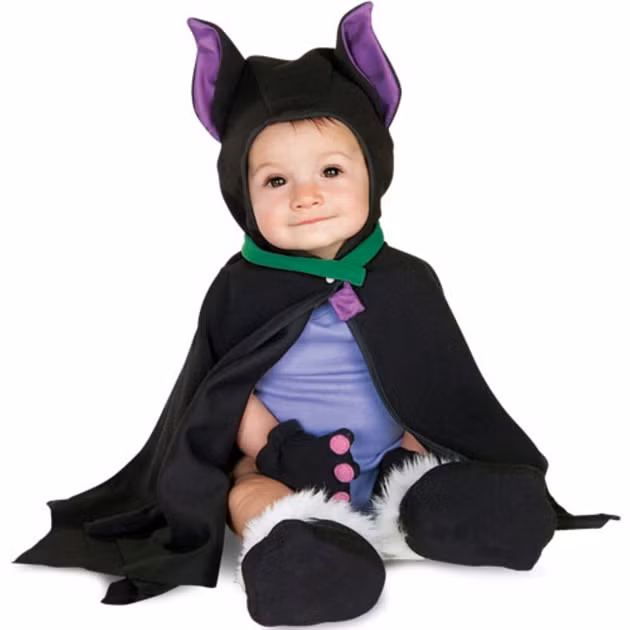 Phù thủy nhỏ mặc áo choàng dơi sẽ xuất hiện bất ngờ trong đêm Halloween.