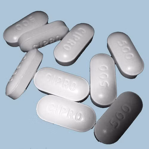 Kháng sinh được lựa chọn là ciprofloxacin (Cipro). Nó tỏ ra hiệu quả với nhiều chủng vi khuẩn than. Với bệnh nhân dạng phổi, phải dùng thuốc ở liều rất cao. Nếu thành công, việc điều trị phải được tiếp tục trong 60 ngày để đảm bảo là các bào tử đã nở và bị tiêu diệt hết.