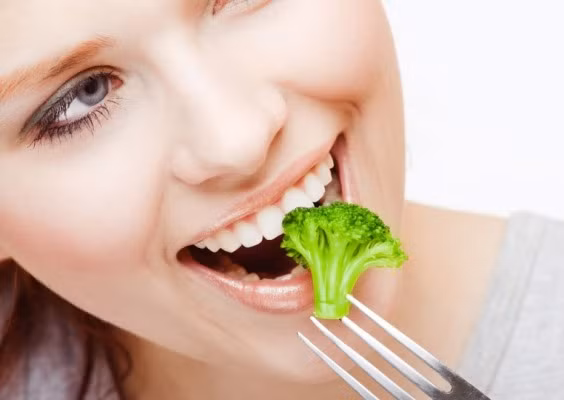 Thực phẩm chữa viêm nướu và sâu răng. Các loại thực phẩm có nhiều chất xơ như bông cải xanh rất tốt cho sức khỏe nướu răng, vì nó chứa bromelain, một hợp chất tự nhiên có tác dụng làm sạch và đặc tính kháng viêm.