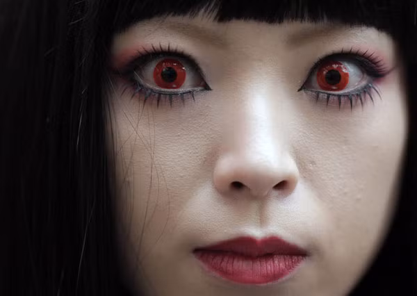 Cặp kính áp tròng ma cà rồng được nhiều bạn trẻ lựa chọn hóa trang đêm Halloween của nhiều bạn trẻ.