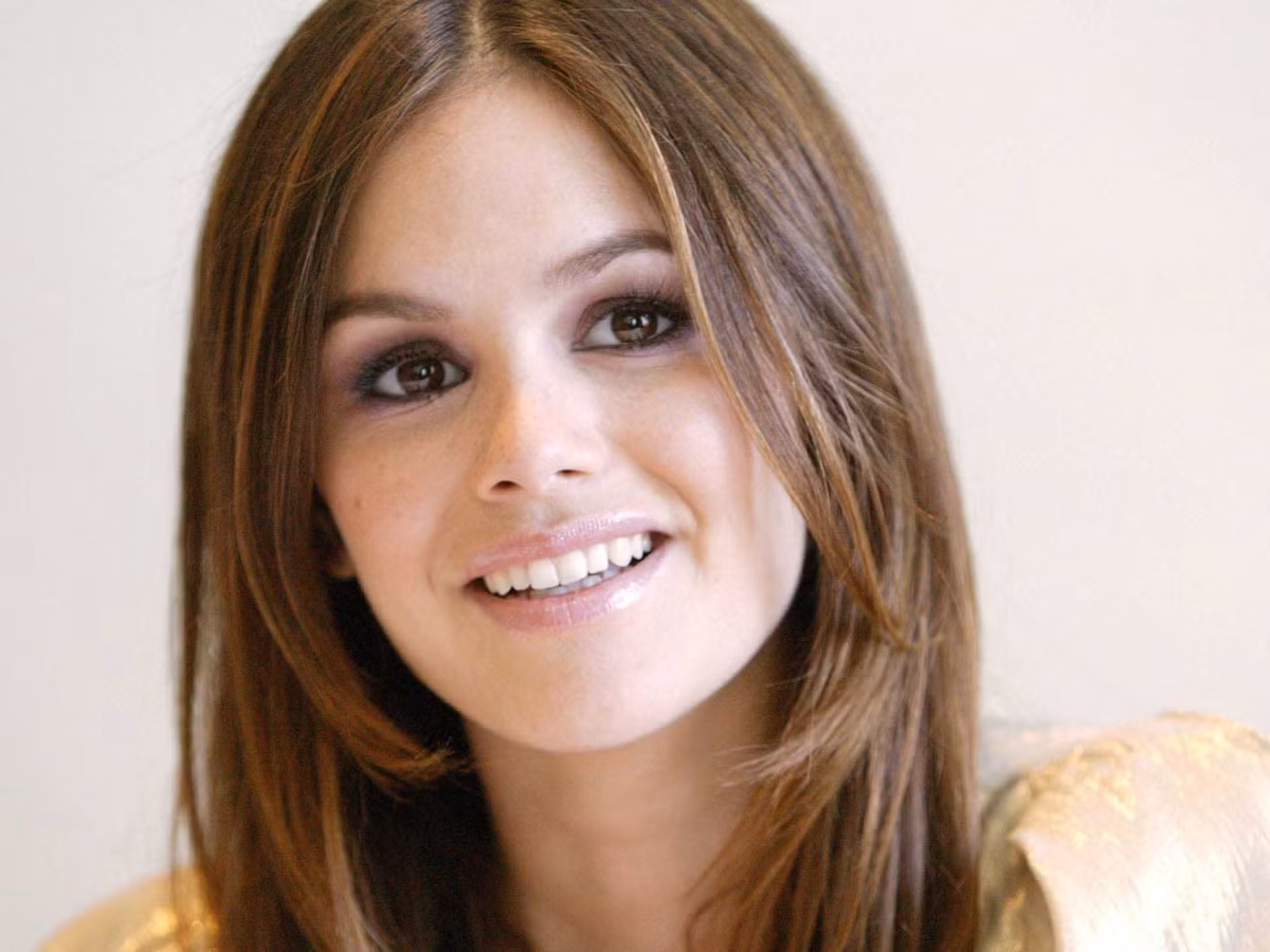 Muốn sở hữu một làn da mềm mại như của Rachel Bilson - nữ diễn viên trong phim Người dịch chuyển hãy thử dầu dừa tự nhiên, một thành phần có thể ngăn chặn sự mất nước và có chứa các axit béo thích hợp với da người, vì vậy nó giúp thay thế các chất dầu tự nhiên bị mất trên da.