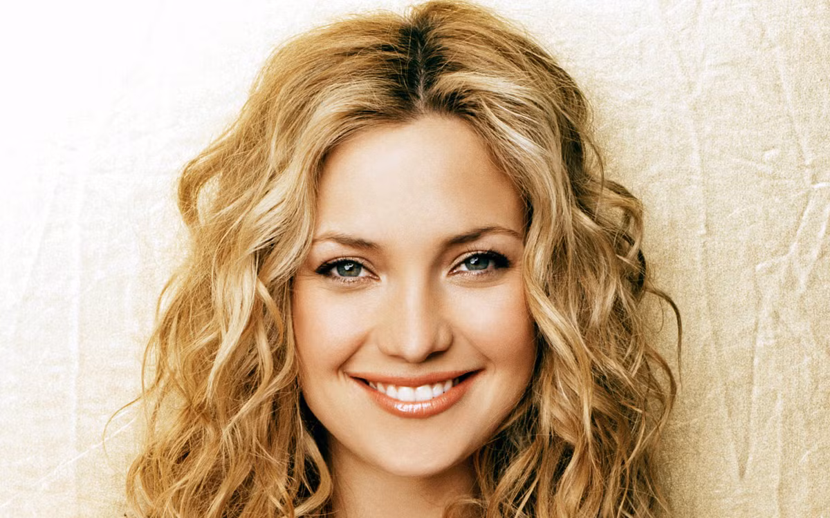 Kate Hudson. Cô diễn viên nổi tiếng chọn cách làm đẹp bằng nước đá. Kate nhúng toàn bộ khuôn mặt vào một chậu nước đá để duy trì sức sống cho làn da. Thời gian nhúng nước kéo dài bao lâu tùy thuộc vào sự chịu đựng của từng người.