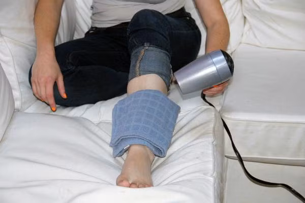 Giảm đau vết thương. Thật kỳ lạ phải không nào? Máy sấy tóc có thể giúp cho bạn giảm đau những vết bầm khi bị ngã hay va chạm ở đâu đó. Dùng một chiếc khăn sạch cho vào thau nước lạnh, vắt khăn và đắp lên vết thương. Sau đó dùng chế độ mát của máy sấy lên khăn, quá trình này giúp cho hơi lạnh dễ hấp thụ vào vết bầm tím, khiến cho bạn cảm thấy giảm đau một cách nhanh chóng và hiệu quả.