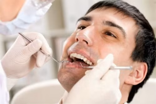 Khám răng thường xuyên: Người dân nên khám răng định kỳ 6 tháng một lần để được tư vấn phù hợp và chữa trị kịp thời.