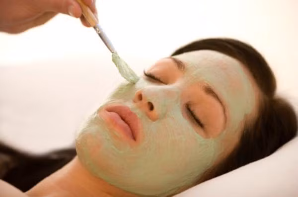 Sử dụng mặt nạ đất sét: Mặt nạ đất sét sẽ giúp làm sạch dầu thừa và vi khuẩn. Thêm vào đó, việc sử dụng mặt nạ đất sét còn có tác dụng như mặt nạ tẩy da chết vì nó giúp giãn nỡ lỗ chân lông và lấy đi những bụi bẩn sâu nhất.