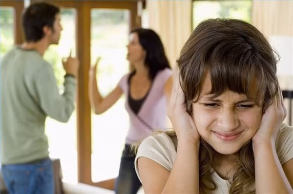 Trí nhớ suy giảm. Khi chia tay, cuộc sống của gia đình bị xáo trộn, nhiều sự thay đổi xảy ra như nhà ở, mối quan hệ giữa các thành viên trong gia đình nội ngoại bị xáo trộn. Trẻ phải thay đổi trường học, gây khó khăn cho sự thích nghi mới. Trẻ có thể có những biểu hiện gắn liền với sự lo âu, sợ hãi, trầm cảm vì xa cách cha mẹ: đau đầu, đau bụng, khó ngủ, chán ăn, khó tập trung và giảm trí nhớ trong học tập.