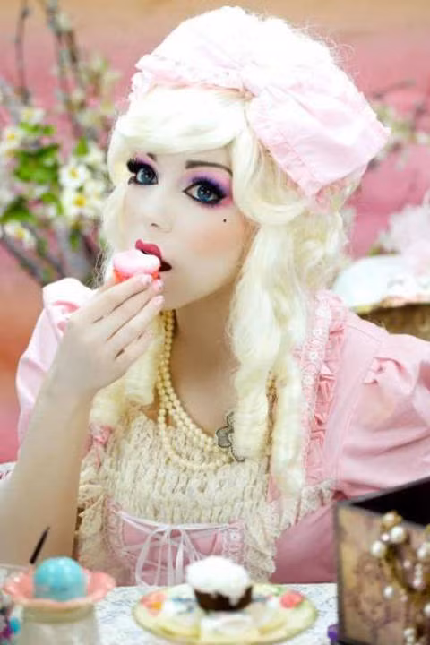 Phong cách Coplay được biến hóa ngọt ngào với tông màu hồng.