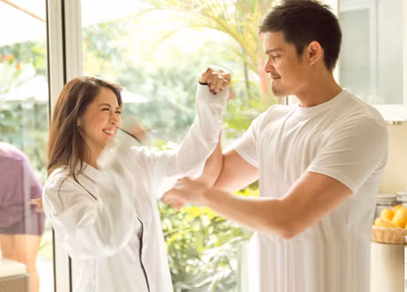 Ôm ấp thường xuyên giúp bạn ngủ ngon hơn. Khi cơ thể và tinh thần bạn không vướng bận những lo lắng, bạn sẽ đi vào giấc ngủ đúng giờ theo nhịp sinh học.