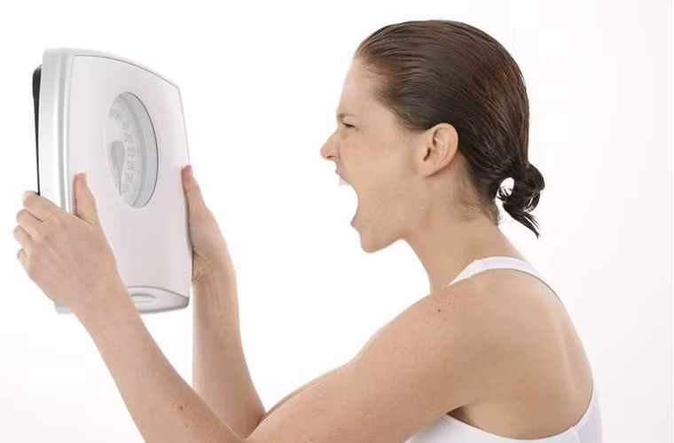 Bỗng dưng giảm cân. Trước ngày sinh, nhiều người mẹ có thể bị sút cân từ 1-2 kg. Đây là cách cơ thể mẹ thích nghi với quá trình “lâm bồn” tự nhiên vì trước khi sinh, cơ thể mẹ cần linh hoạt và gọn nhẹ hơn. Tuy nhiên dấu hiệu này thường chỉ xảy ra với 1 số mẹ bầu.