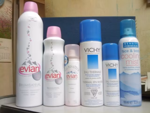 Xịt khoáng. Một chai xịt khoáng mini sẽ là lựa chọn vô cùng hợp lý giúp nàng bảo vệ làn da của mình. Xịt khoáng giúp cung cấp độ ẩm cho da, đặc biệt đối với những quý cô văn phòng ngồi trong môi trường điều hòa thì việc này là rất cần thiết. Xịt khoáng còn giúp bạn xua tan vẻ mệt mỏi trên khuôn mặt và mang lại vẻ tươi mới nhanh chóng.