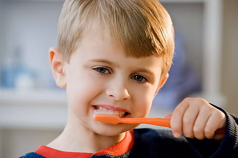 Chọn loại kem đánh răng trẻ yêu thích. Khi bé mới tập đánh răng, bố mẹ có thể cho bé đánh răng với 1 chút nước ấm hay muối nhạt, sau đó cho bé làm quen dần với kem đánh răng. Các loại kem đánh răng dành cho trẻ rất đa dạng, tuy nhiên, hãy gợi ý cho bé chọn loại kem mà bé yêu thích, để việc đánh răng cũng trở thành niềm yêu thích với bé.