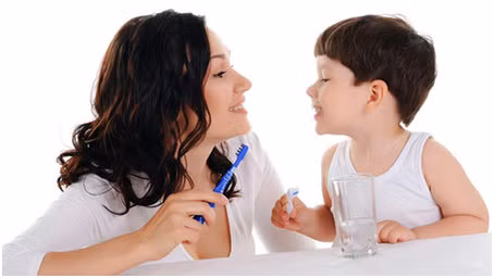 Ngoài ra mẹ có thể dạy bé vừa đánh răng vừa hát : “Răng này ăn bánh, răng này ăn kẹo, răng này ăn cơm, răng này ăn cháo”… nghĩa là liệt kê hết những thứ mà con đã ăn trong ngày, nếu ít quá thì thêm: “Đánh cho con sâu ở trong này ra, đánh cho cái chân của nó không chui vào đây này”… Cứ thế, bé đánh răng kỹ và rất hứng thú, sau 1-2 lần chẳng cần nhờ đến mẹ nữa.
