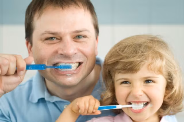Cả gia đình cùng đánh răng với nhau…Nếu cả nhà cùng làm mọi thứ với nhau thì kết quả đạt được luôn đáng ngạc nhiên. Gặp nhau tại phòng tắm để cùng bắt đầu ngày mới hay kết thúc một ngày là cách tuyệt vời để gìn giữ sức khỏe răng miệng của cả nhà và thắt chặt tình cảm gia đình.