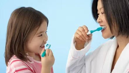Làm mẫu cho bé: Trẻ con vốn rất hứng thú với những điều mà bố mẹ hay các anh chị làm và là trùm bắt chước. Bất cứ khi nào đánh răng, hãy tỏ ra đó là một việc thật thú vị cho trẻ thấy; bạn cũng có thể cho bé đánh răng cùng với bố mẹ hay anh chị để bé cảm thấy mình cũng oai như người lớn. Hãy khiến việc đánh răng trở thành một sự kiện gia đình thường xuyên và được bé mong ngóng.