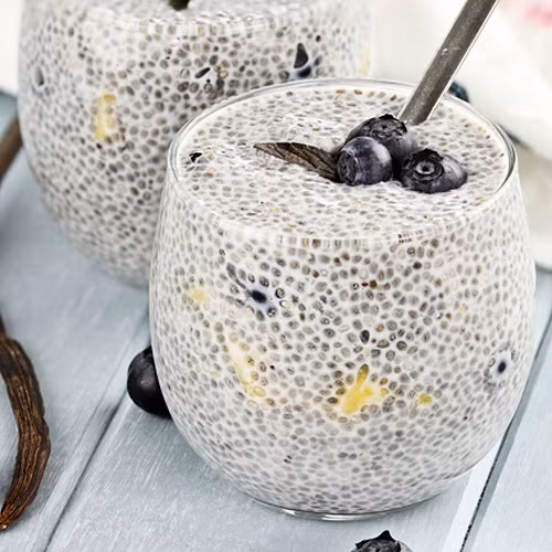 Sinh tố hạt chia, nước cốt dừa, vani. Khi cho thêm hạt chia vào thức ăn sẽ có tác dụng làm cho thức ăn đặc hay nở ra khiến cho chúng ta cảm thấy no, giúp cơ thể cần ít năng lượng hơn trong suốt một ngày và do đó hỗ trợ việc giảm cân. Ngoài ra, hạt chia cũng giúp cho cơ thể giải phóng năng lượng lâu hơn và vì thế chúng ta có thể duy trì tốt hơn.