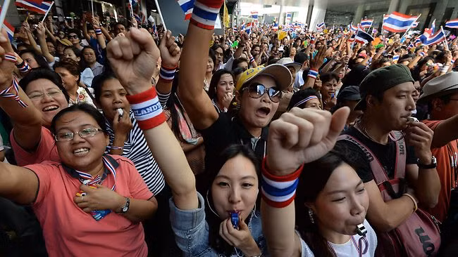 Trong một cuộc biểu tình tuần hành ở Bangkok, hình ảnh hai cô gái xinh đẹp vô tình lọt vào ống kính phóng viên.