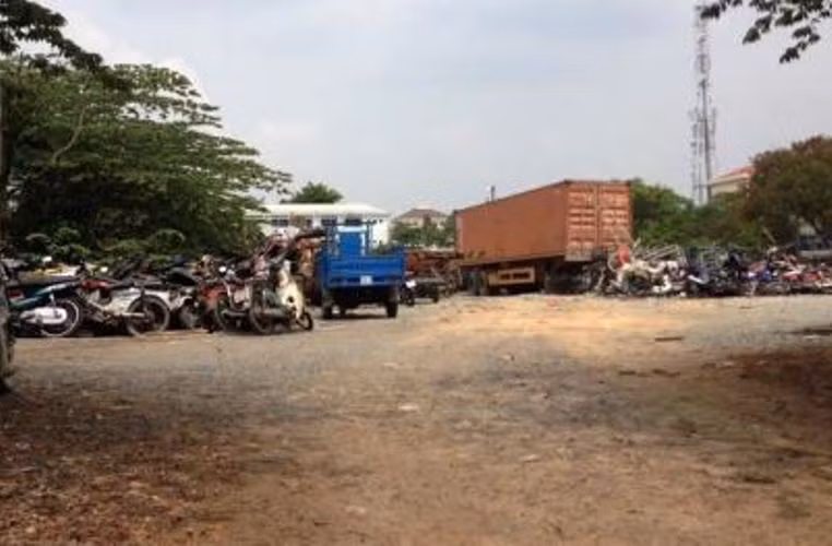 Bãi giữ xe vi phạm của Công an quận Thủ Đức nằm trên đường Thống Nhất, phường Bình Thọ, quận Thủ Đức.