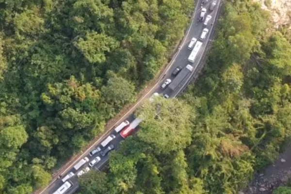 Video: Nghin xe xep kin deo ngoan ngoeo, mac vong nam cho len Da Lat