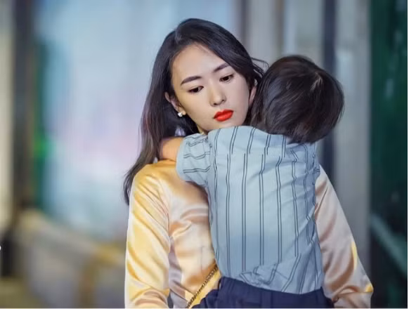 Bi lua gat, nguoi phu nu tre trao nuoc mat khi nhan cuoc goi