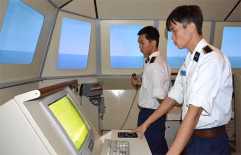 Các học viên hải quân học tập trên hệ thống mô phỏng.