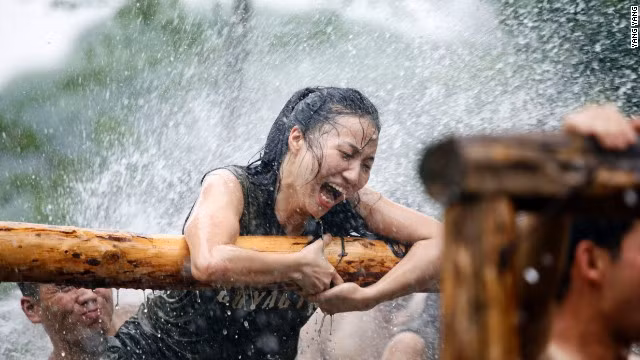 “Chúng tôi không chỉ đào tạo các vệ sĩ về mặt thể chất, mà còn dạy họ cách thử rượu. Thông qua đó, họ có thể dễ dàng trao đổi với ông chủ. Ngoài việc là một vệ sĩ, đôi lúc họ còn trở thành trợ lý cá nhân của ông chủ”, Chen nói.
