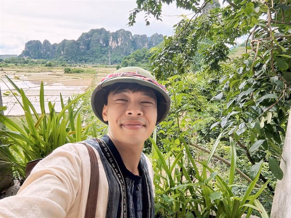 Chi tiết Lý "toét" tả về bà chủ sòng bạc Tuyết cũng khiến khán giả thích thú: "Người đẹp da trắng, mắt nâu/ Trông xinh không kém người giàu Thủ đô".