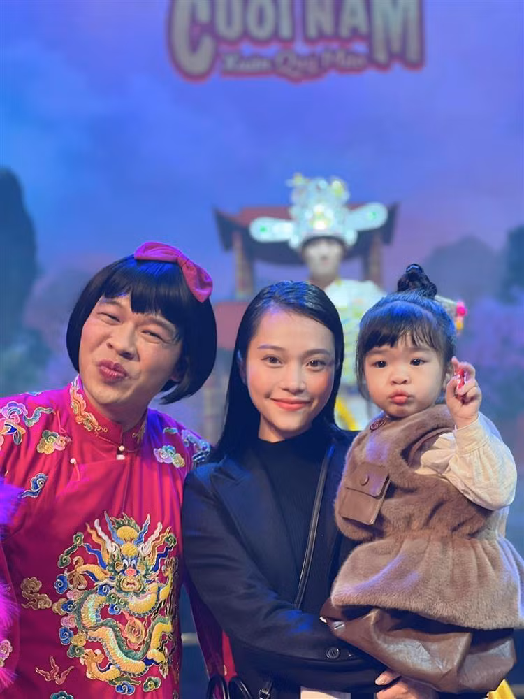 Ngoài sự nghiệp thành công, Trung Ruồi còn có cuộc hôn nhân hạnh phúc với người đẹp Ngọc Hà. Cả hai kết hôn sau 3 năm hẹn hò và có một bé gái xinh xắn.