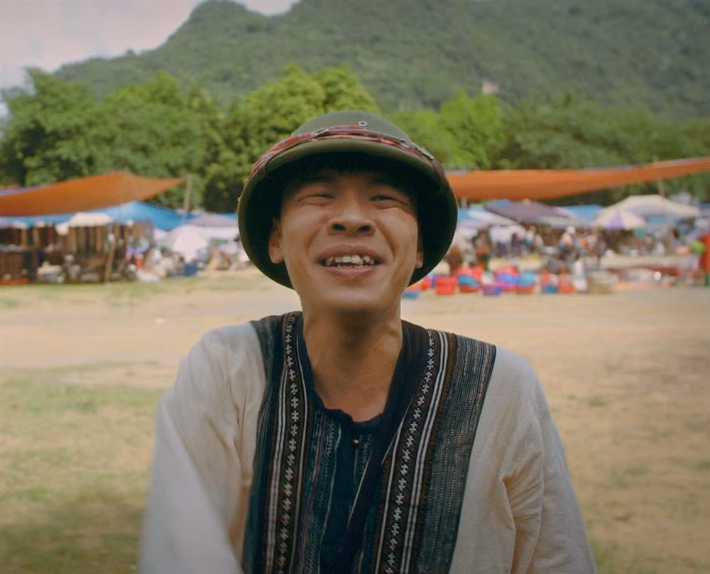 "Độc đạo" mới lên sóng vài tập nhưng đã thu hút sự chú ý của khán giả. Trong phim, Trung Ruồi gây ấn tượng với khán giả khi vào vai Lý "toét" - một nhân vật mồm mép, chuyên bán tin, sống hai mặt trong giới giang hồ.