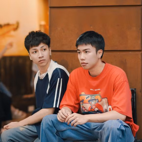 Được biết diễn viên trẻ đóng vai Tả là Việt Pháp. Nam diễn viên từng học khoa diễn viên tại Trường Đại Học Sân Khấu - Điện Ảnh Hà Nội. Nam diễn viên quê Hải Phòng hiện đang làm việc tại Nhà hát Tuổi trẻ Việt Nam. Ngoài đời, Việt Pháp chuộng gu ăn mặc trẻ trung, đúng lứa tuổi và nhận được nhiều lượt yêu thích nhờ vẻ ngoài điển trai.