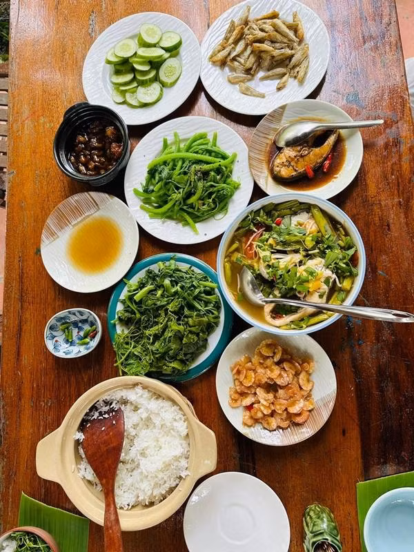 Huỳnh Anh Tuấn kỹ lưỡng chọn nguyên liệu tươi ngon và chia sẻ nhiều bí kíp nấu ăn miền Tây với các món như: cơm cháy kho quẹt, canh chua, cá kho, tôm rim, giò heo kho, gỏi gà lá ổi, vịt khìa nước dừa...