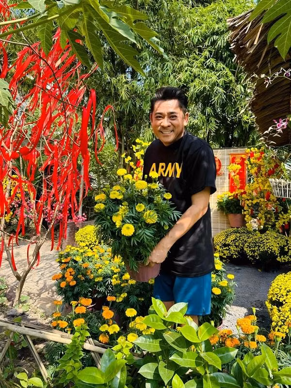 Trong nhà vườn 6.000m2, Huỳnh Anh Tuấn trồng nhiều cây xanh, hoa trái quanh năm. Anh cho biết việc vận động và hít thở không khí trong lành nơi thôn quê là liều thuốc bổ cho sức khỏe thể chất và tinh thần.
