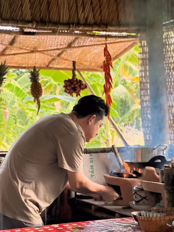 Mỗi món ăn đều chứa đựng nhiều tâm huyết, Huỳnh Anh Tuấn nấu đến mướt mồ hôi nhưng không bao giờ than vãn.