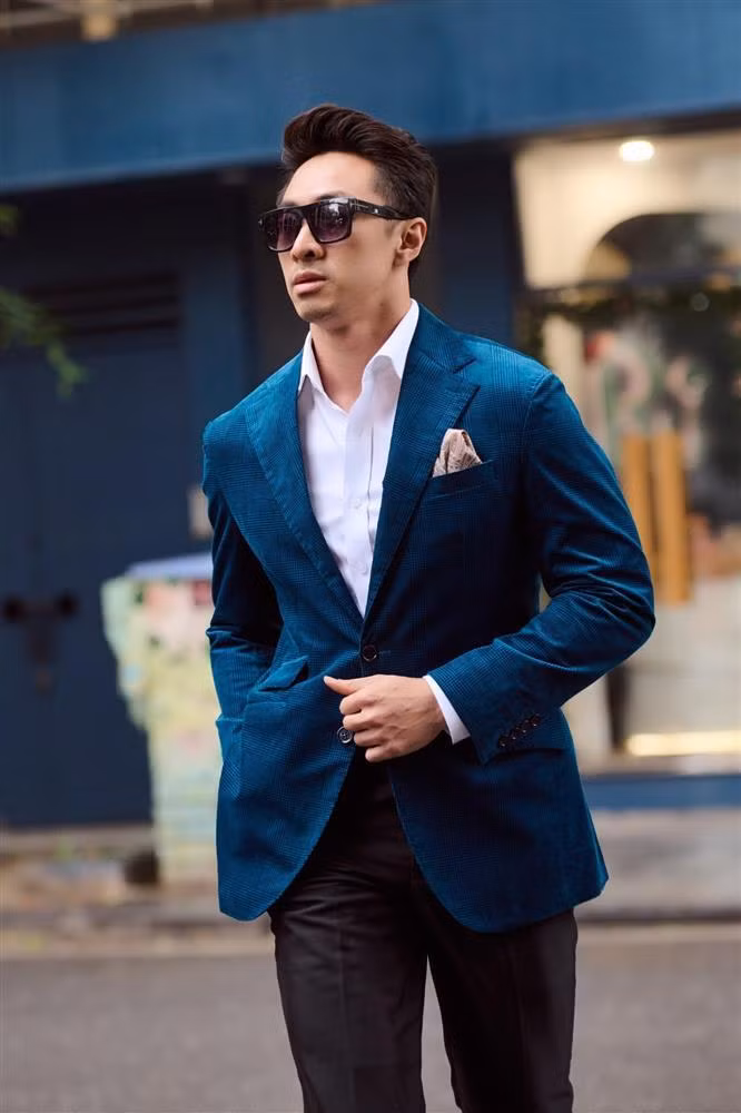 Trên trang cá nhân, anh thường đăng tải những hình ảnh điển trai với có gu thời trang lịch lãm nhận được nhiều lời khen ngợi.