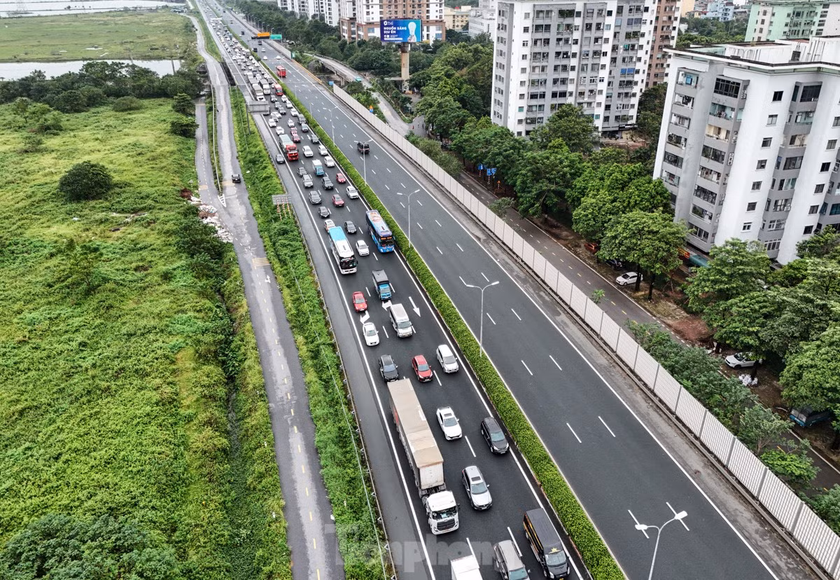 Mưa như trút nước suốt từ sáng đến chiều 22/9 khiến các phương tiện di chuyển gặp vô vàn khó khăn. Tại cao tốc Pháp Vân - Cầu Giẽ, từ lúc gần 15h (dù chưa phải khung giờ cao điểm) đã rơi vào tình trạng ùn tắc kéo dài hướng đi vào nội đô.