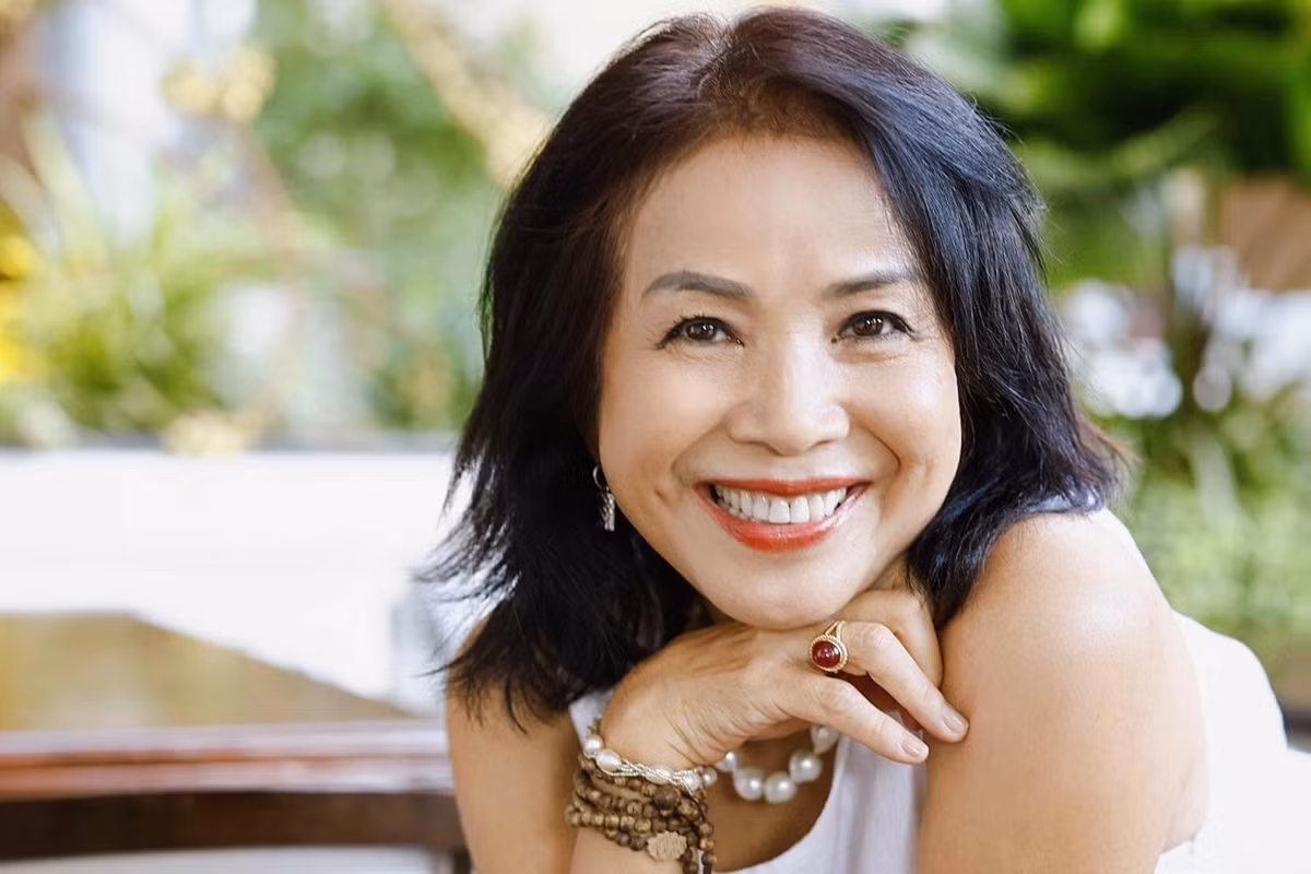 Hình ảnh bà Năm trong Bà già đi bụi khác hoàn toàn nghệ sĩ Minh Trang ngoài đời. Chị cũng tiết lộ để vào vai bà Năm chị phải hóa trang già nua đi.