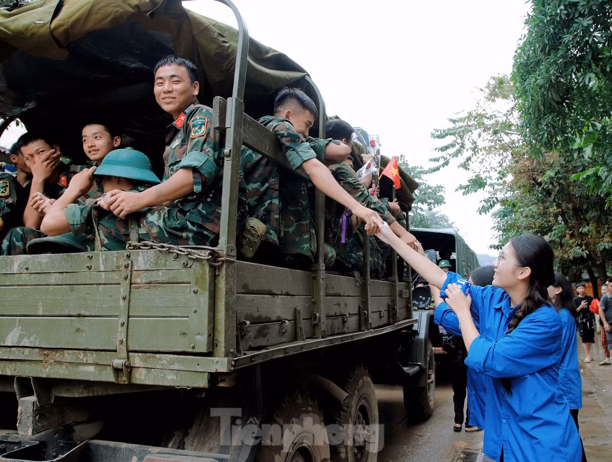 Cái nắm tay tạm biệt thắm đượm tình quân dân.