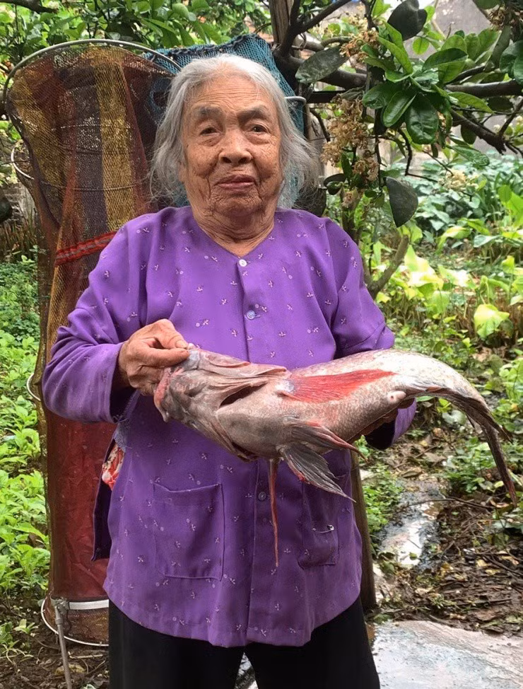 Xuc dong khoanh khac cu ong 90 tuoi cham soc vo 92-Hinh-3