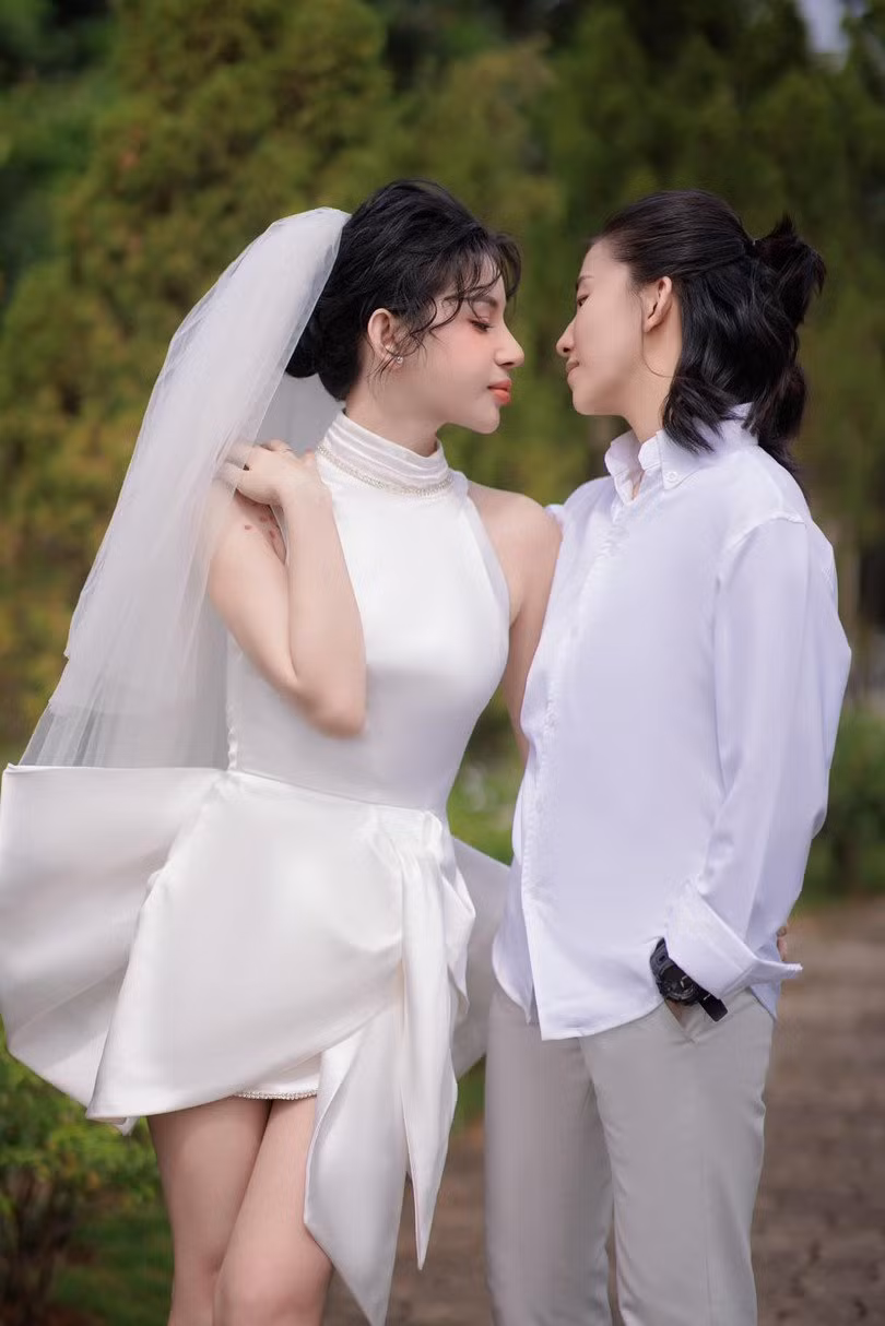Hai co gai xinh dep yeu nhau ngay tu lan dau gap mat-Hinh-3