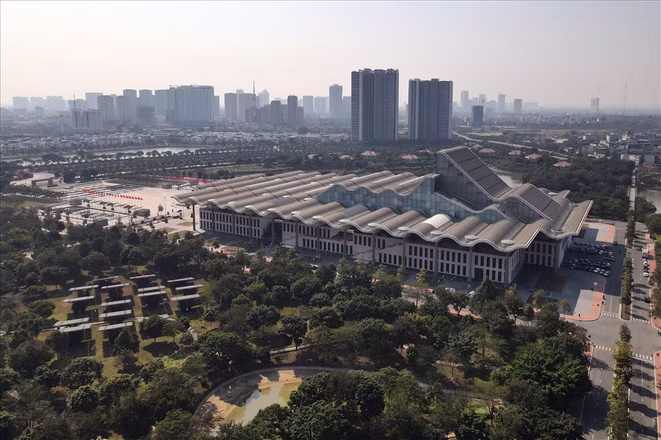 br/> Một số hình ảnh về không khí chào đón Đại hội Đảng lần thứ XIII tại thủ đô Hà Nội. Ảnh: Trung tâm Hội nghị Quốc gia - nơi sẽ diễn ra ngày hội lớn của toàn Đảng, toàn dân và toàn quân.