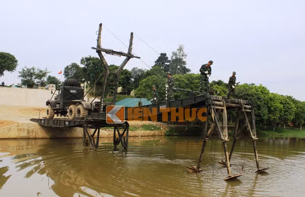 Cán bộ, chiến sĩ công binh Lữ đoàn 299 (Quân đoàn 1) bắc cầu TMM-3M, bảo đảm cho các đơn vị vượt sông.
