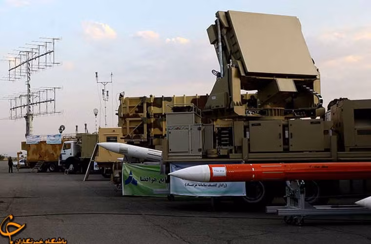 Iran lần đầu tiên lộ diện tên lửa phòng không chính xác cao thế hệ mới Sayyad 3 (màu đỏ), loại tên lửa này sẽ được tích hợp sâu vào hệ thống phòng không tầm xa S-200 do Liên Xô sản xuất.