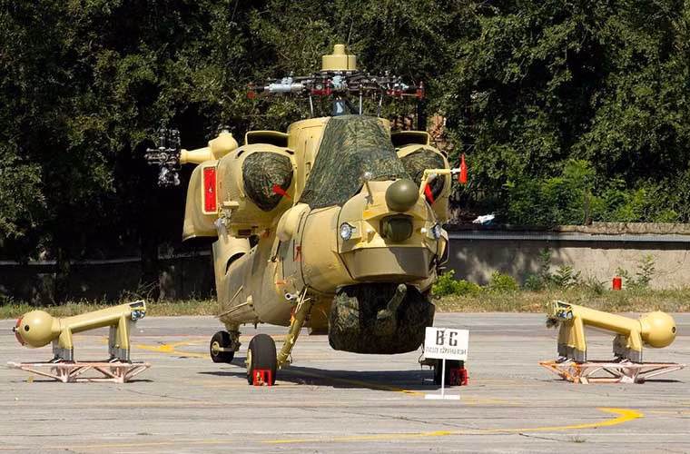 Một chiếc trực thăng tấn công hiện đại Mi-28NE được tháo cánh nhỏ, cánh quạt chính để chuẩn bị lên đường tới Iraq.