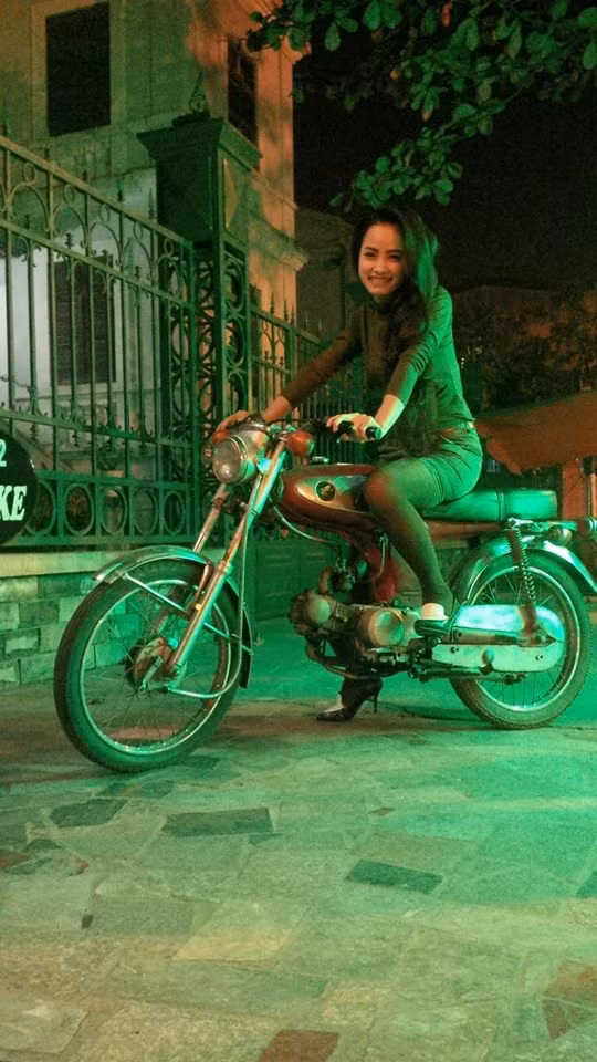 Có ai ngờ một cô giáo trẻ trung lại có thể hóa thân đầy cá tính, phong cách và mạnh mẽ đến thế trong những bức ảnh chụp bên chiếc xe 67.